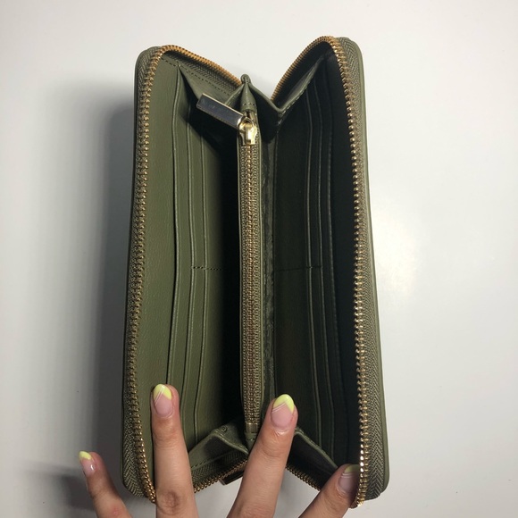 SOLD-NWOT Tory Burch Green Khaki Clara Zip Wallet - Picture 9 of 9